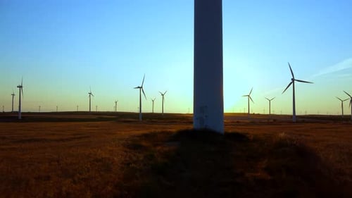 Turbinas de molino de viento para energía eléctrica al atardecer. Energía alternativa
