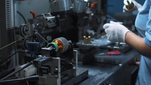 Industriearbeiter testet Metalldetails auf einer Drehmaschine in der Fabrik. Arbeiter aus nächster Nähe