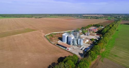 Silos de stockage à la ferme. Vue aérienne du silo à grains dans un champ vert