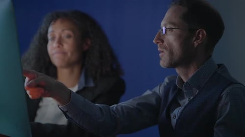 Engagierte und fokussierte Fachkräfte, die effektiv an einer digitalen Projektinitiative zusammenarbeiten