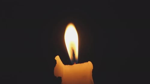 Die Kerzenflamme brennt