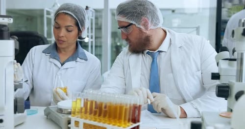Wissenschaftler, Team oder Planung im Labor mit Becher für Forschung, Chemie