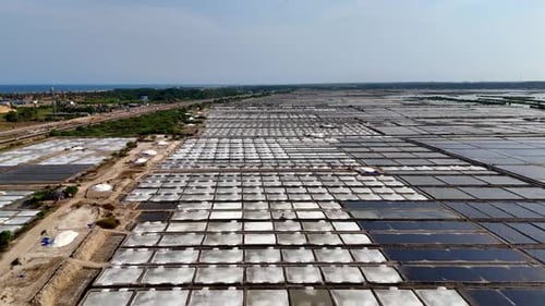 Imagens aéreas capturam o contraste entre lagoas de evaporação geométrica e água distante e