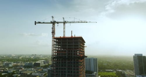 Vista aérea de una nueva residencia en desarrollo en el área urbana estadounidense Tower Cranes at Industrial