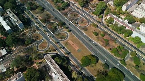 Brasília por meio de uma filmagem aérea de drone.