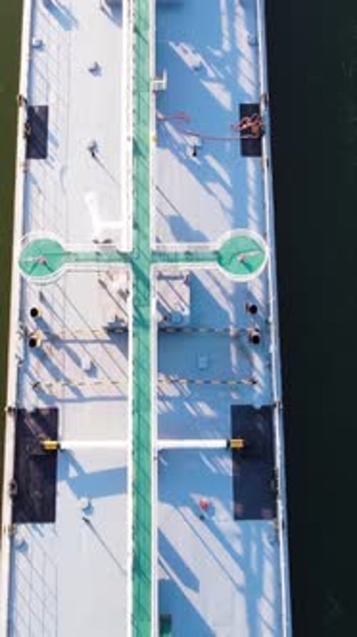 Image d'arrière-plan d'un long cargo sur Green River Vue de dessus d'un cargo flottant sur Green River