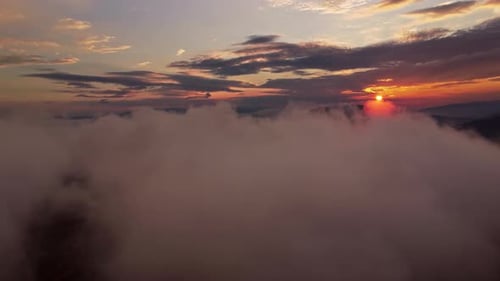 Luftaufnahme von Wolken und Sonnenuntergangssonne