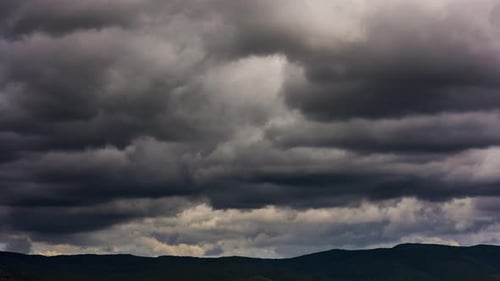 Unheimliche stürmische dunkle Wolken ziehen über den Himmel