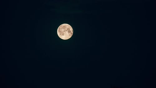 Mond im dunklen Nachthimmel