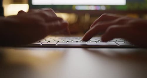 Tippen auf der Computertastatur Spätes Arbeiten im Büro, Geschäft, Unternehmens-