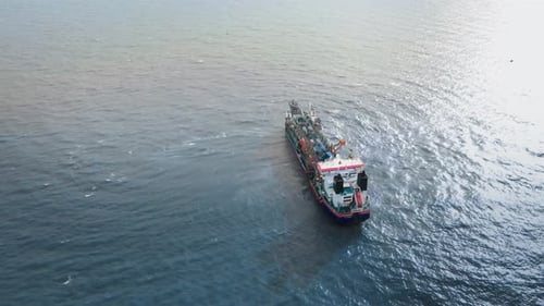 Luftaufnahmen eines großen Containerschiffs auf See