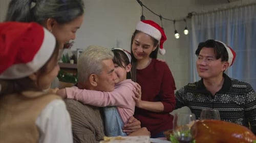 Glückliche asiatische Familie feiert Weihnachten und Neujahr zusammen zu Hause.