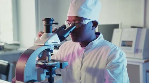 Wissenschaftler analysieren Proben mit dem Mikroskop im Labor