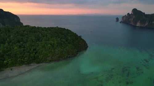 Sonnenuntergang, bewölkter Himmel, tropische Insel, Boote im türkisfarbenen Meer. Unglaubliche Flugdrohne mit Luftbild