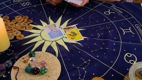 Une voyante lit des cartes de tarot