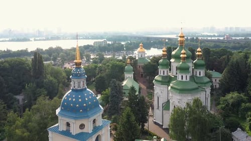 Drohnenansicht der orthodoxen Kirche und der Stadt Kiew