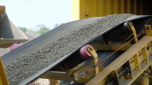 Der
Feeder versorgt das Aggregat über ein Förderband aus dem Kühlbehälter zum Trockner. Aufbereitungsanlagen für
