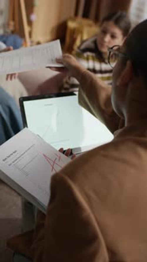Tutora femenina dando la última prueba a los padres durante la reunión