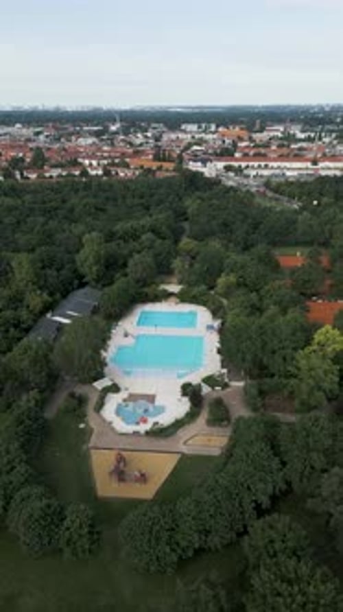 Vista aérea de la piscina pública rodeada de bosques y edificios, Berlín, Alemania.