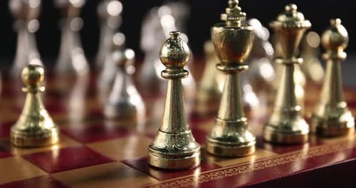 Pièces d'échecs sur le plateau de jeu, gros plan. La caméra se déplace vers la gauche