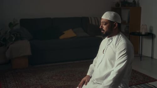 Männlicher Gläubiger wirft sich zu Hause in Ehrfurcht vor Allah nieder