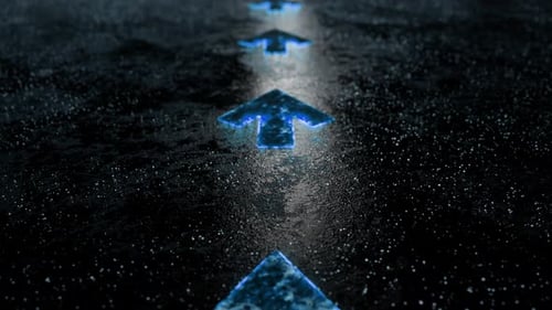 Blaue Neonpfeile, die auf dunkler Asphaltstraße nach vorne führen