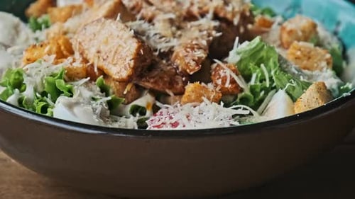 Caesar Salad Closeup Gegrilltes Hähnchen und Croutons