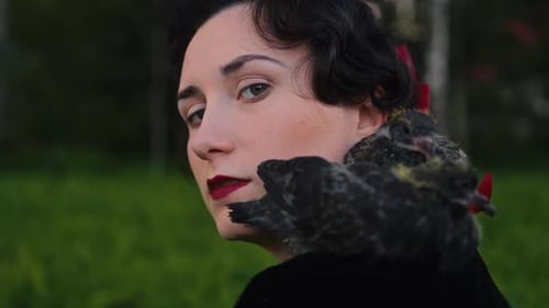 Um retrato místico com uma linda companheira de pássaros em um ambiente natural verde exuberante com