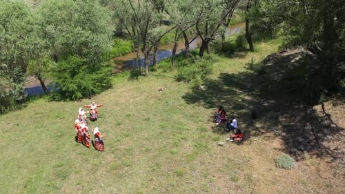 Vue aérienne du peuple alévi adorant au bord de la rivière (l'un des groupes religieux turcs)