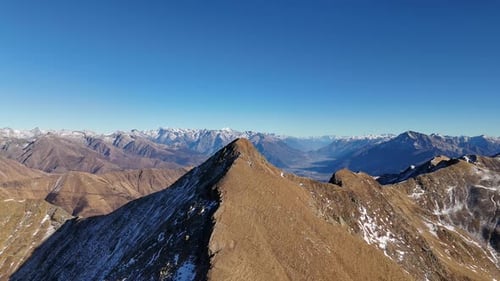 Le
Pizzo di Gino est une montagne de Lombardie, en Italie. Avec une altitude de 2 245 m