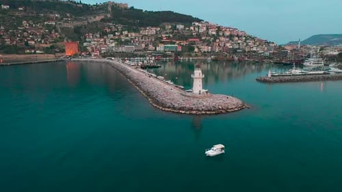 Vídeo aéreo de la panorámica de Alanya con el castillo en la colina