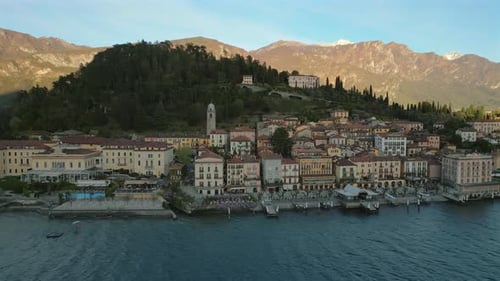 Vistas panorámicas notables del lago Como Impresionante y hermosa experiencia de paisaje acuático italiano