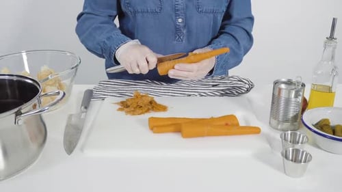 Schritt für Schritt Kekse und Gemüse auf einem weißen Schneidebrett für Vinaigrette-Salat schneiden