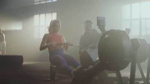 Entrenador físico que motiva a una mujer