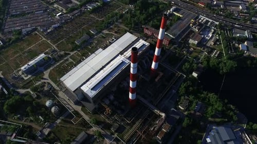 Luftaufnahme eines Industriegebiets mit Wärmekraftwerk in einer modernen Stadt