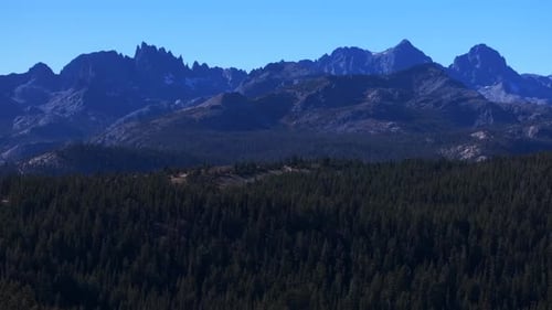 Minarets : vue sur les montagnes californiennes, le pic de la bannière, la crête volcanique, les lacs de Mammoth Mountain, le parc national de Yosemite