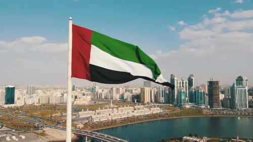 Vídeo aéreo sobre a cidade de Sajara e a bandeira do país