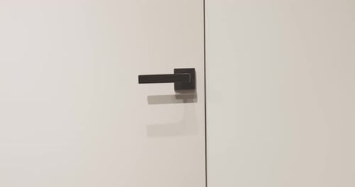 De cerca: la puerta blanca minimalista en una casa moderna