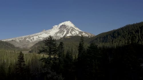 Vista aérea del monte Hood cubierto de nieve durante la temporada de otoño.