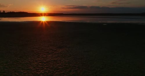 Magnifique coucher de soleil doré sur le lac à vol d'oiseau