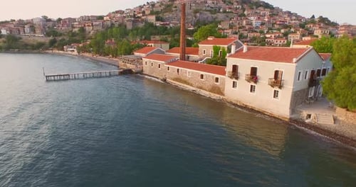 Vue aérienne : La ville historique de Molyvos sur l'île de Lesbos.