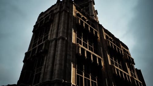 Un edificio icónico de Nueva York con una majestuosa torre del reloj