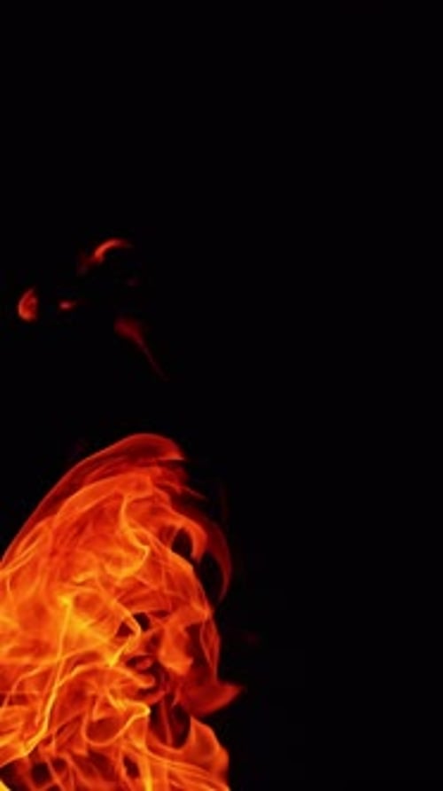 Parte superior de la hoguera que arde por la noche.