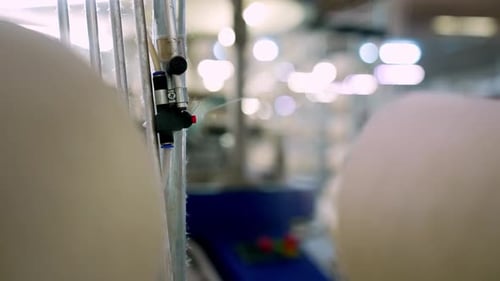 Industrielle Sensor- und Maschinendetails in einer Textilfabrik