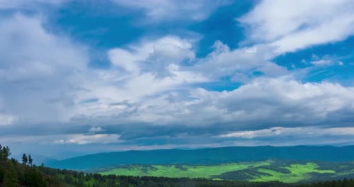 Bergsee im Zeitraffer im Sommer oder Herbst Wilde Natur und ländliches Feld, Wolken, Bewegung