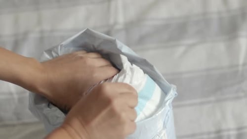 pañales para bebés en paquete para mujer, madre, mano o cama
