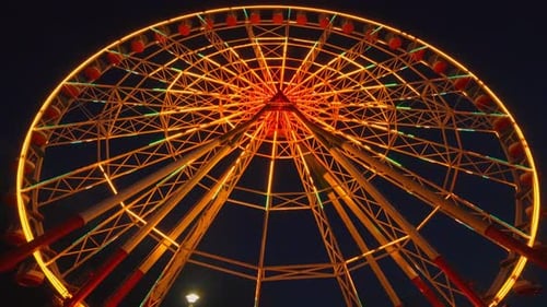 Hell beleuchtetes Riesenrad im Vergnügungspark Tsitsinatela in Georgia.