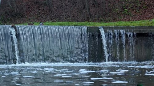 Entdecken Sie die ruhige Schönheit von Wasserfällen über Felsen in ruhiger Umgebung