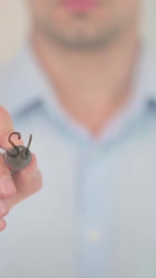 Seo-Paket, Mann schreibt auf transparentem Bildschirm, vertikales Video