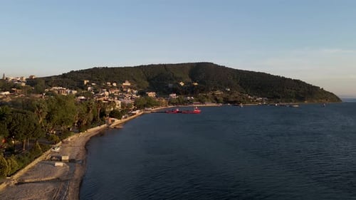 Vue aérienne de la petite ville d'Ocaklar, mer de Marmara, péninsule de Balikesir, Turquie.